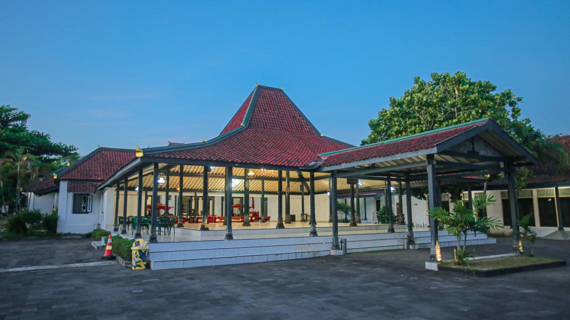 Royal Brongto Hotel Yogyakarta Esterno foto